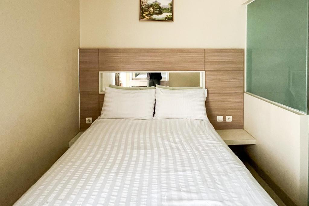 シドアルジョにあるHomestay Harmony Syariah RedPartner Near Juanda T2のベッド1台(ヘッドボード付)