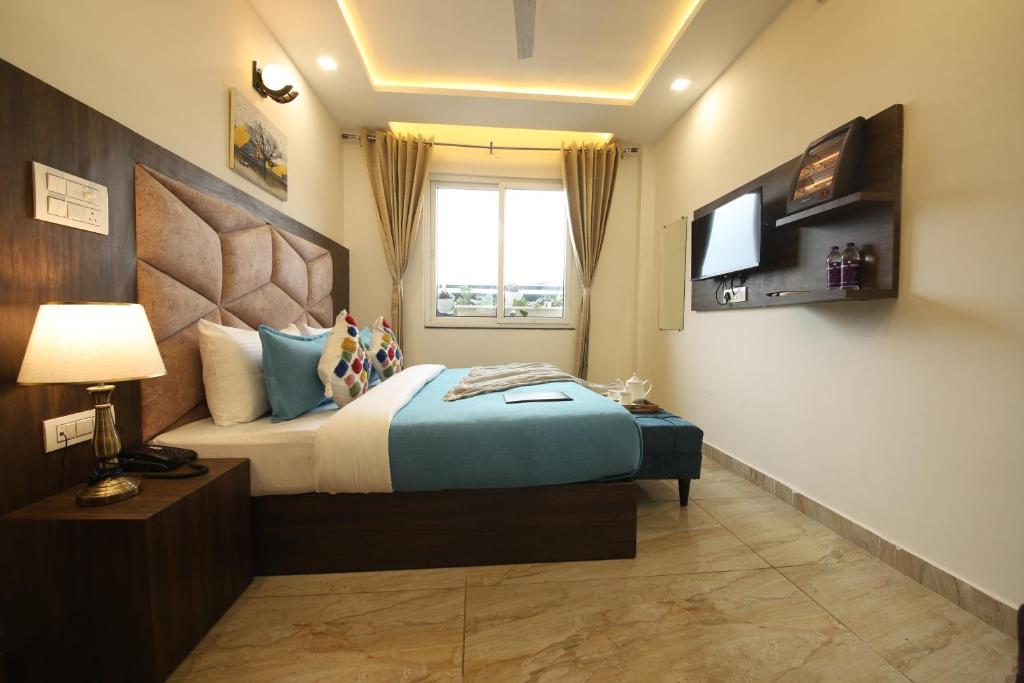 TV a/nebo společenská místnost v ubytování Perfectstayz Dhruv Nanda near Haridwar Railway Station