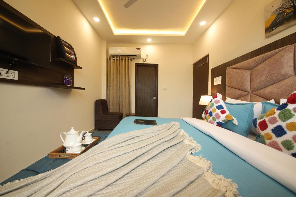 Postel nebo postele na pokoji v ubytování Perfectstayz Dhruv Nanda near Haridwar Railway Station