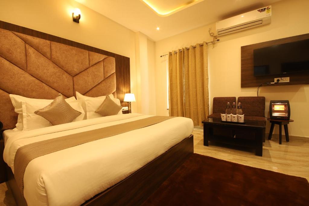 Postel nebo postele na pokoji v ubytování Perfectstayz Dhruv Nanda near Haridwar Railway Station