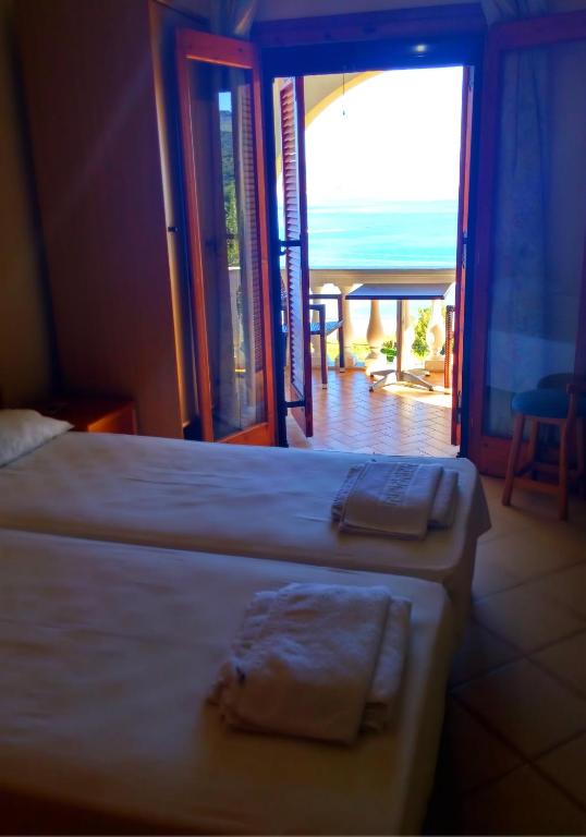 Postel nebo postele na pokoji v ubytování Dionysos Apartments