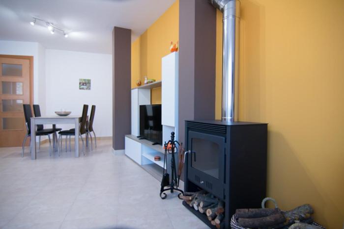 Televízia a/alebo spoločenská miestnosť v ubytovaní Apartament Bagà