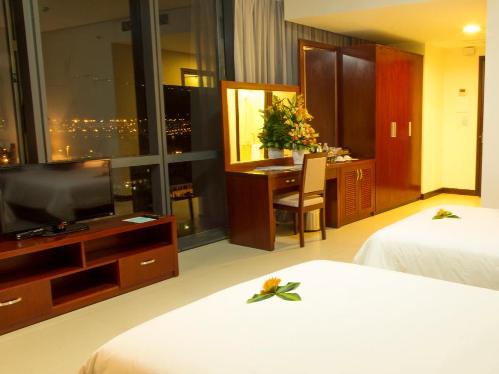 Postel nebo postele na pokoji v ubytování Da Nang Han River Hotel