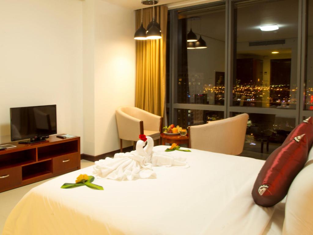TV a/nebo společenská místnost v ubytování Da Nang Han River Hotel