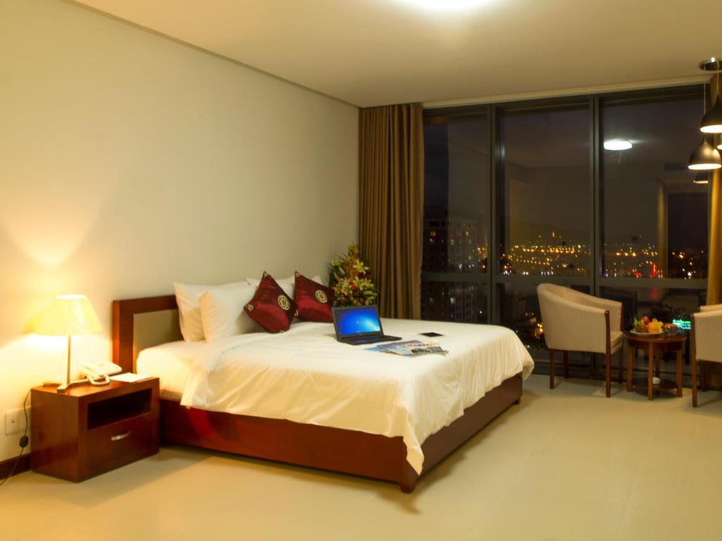 Postel nebo postele na pokoji v ubytování Da Nang Han River Hotel