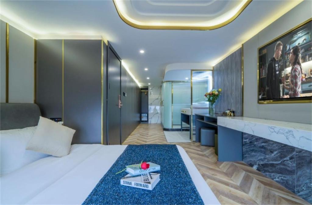 Postel nebo postele na pokoji v ubytování Yunmulijin Sky High Riverview Hotel Chongqing Jiefangbei Raffles Plaza