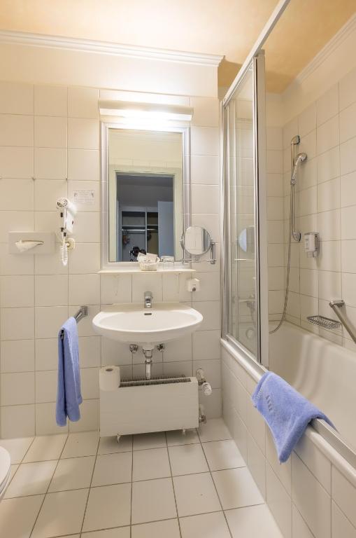 Koupelna v ubytování Hotel Gautinger Hof - Ruhig im 5-Seen-Land nahe S-Bahn und München