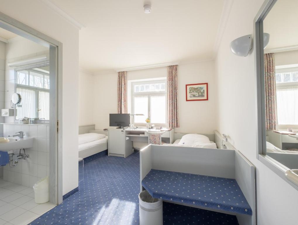 TV a/nebo společenská místnost v ubytování Hotel Gautinger Hof - Ruhig im 5-Seen-Land nahe S-Bahn und München