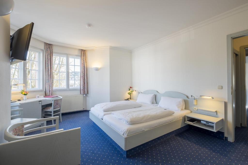 Postel nebo postele na pokoji v ubytování Hotel Gautinger Hof - Ruhig im 5-Seen-Land nahe S-Bahn und München