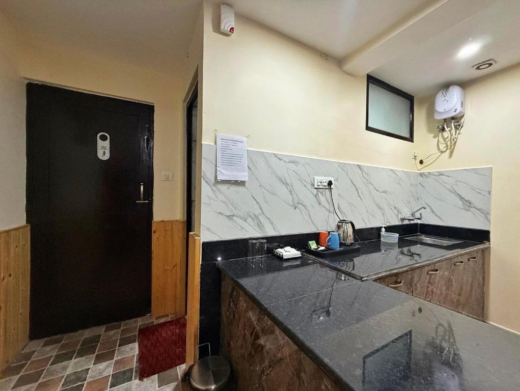 Kuchyň nebo kuchyňský kout v ubytování Himalayan Suite