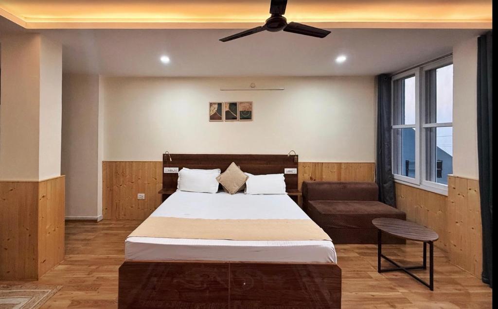 Postel nebo postele na pokoji v ubytování Himalayan Suite