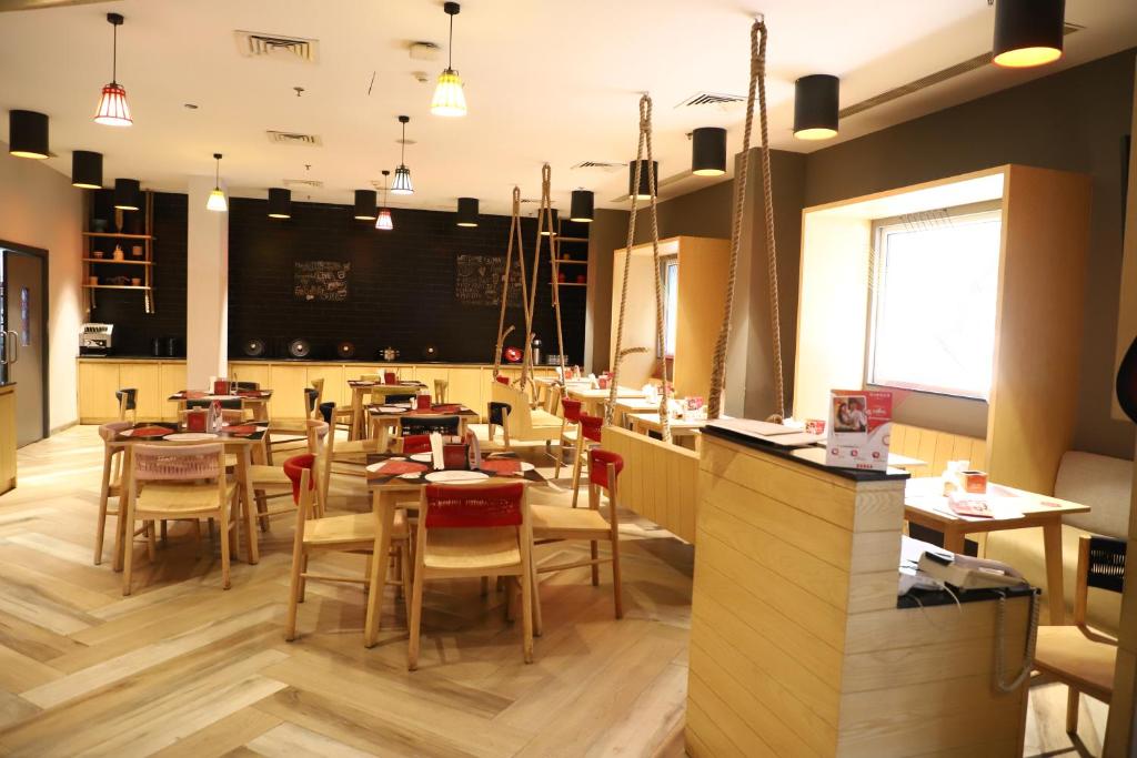 Restaurace v ubytování Ginger Noida 63