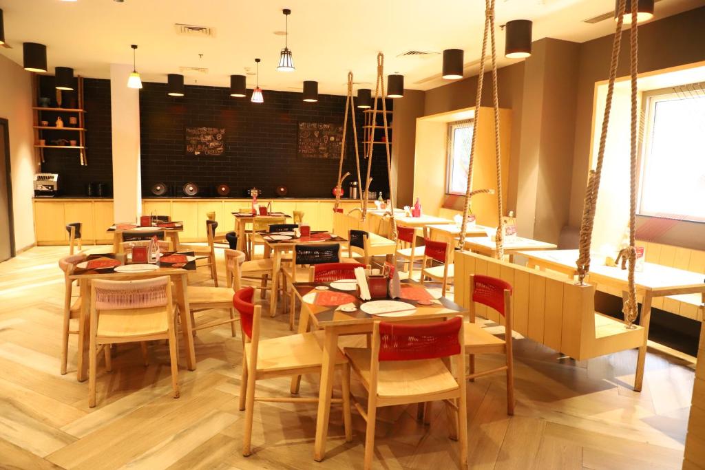Restaurace v ubytování Ginger Noida 63