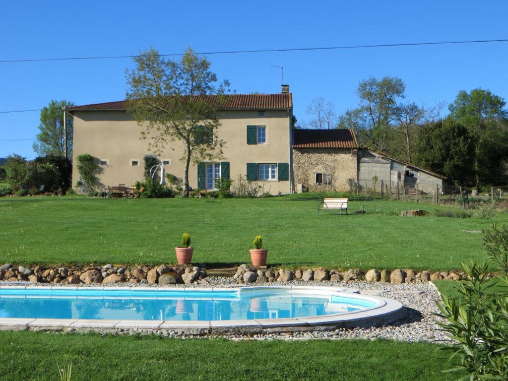 une maison avec une piscine en face d'une cour dans l'établissement La Maire, à Saint-Victor-Rouzaud