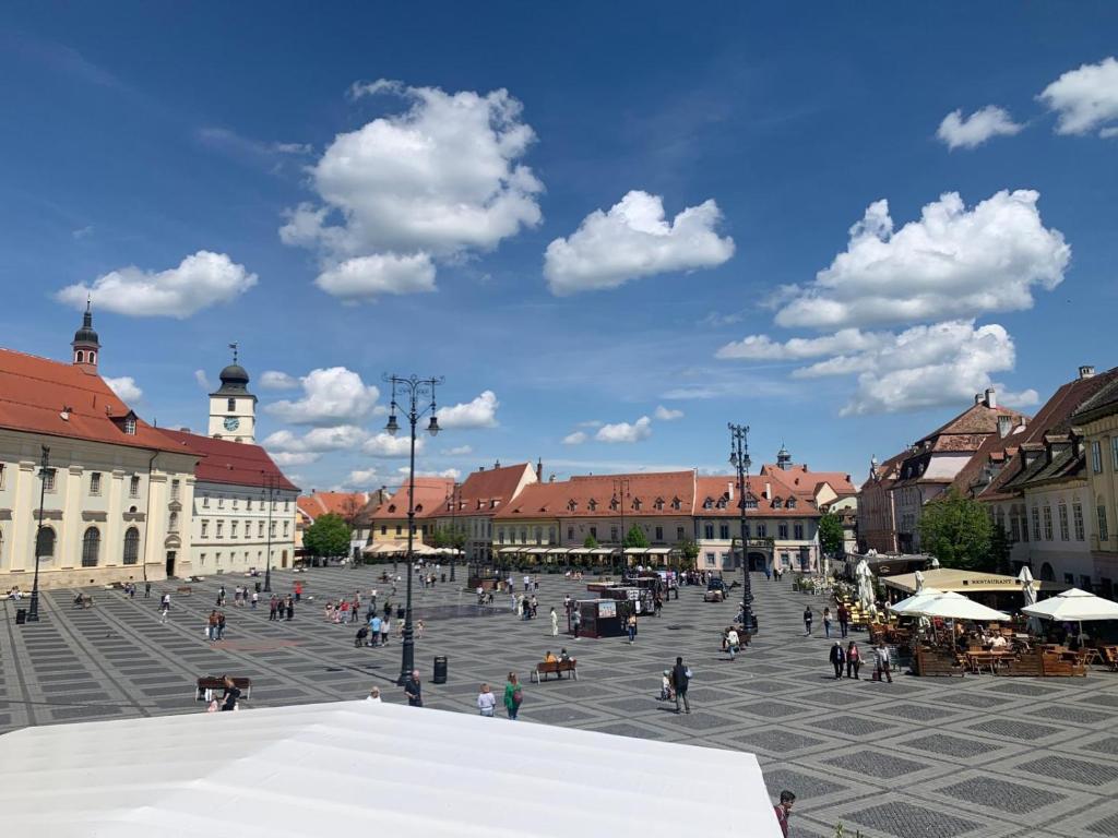 grupa ludzi spacerujących po placu miejskim w obiekcie View of Main Square Studio w Sybinie