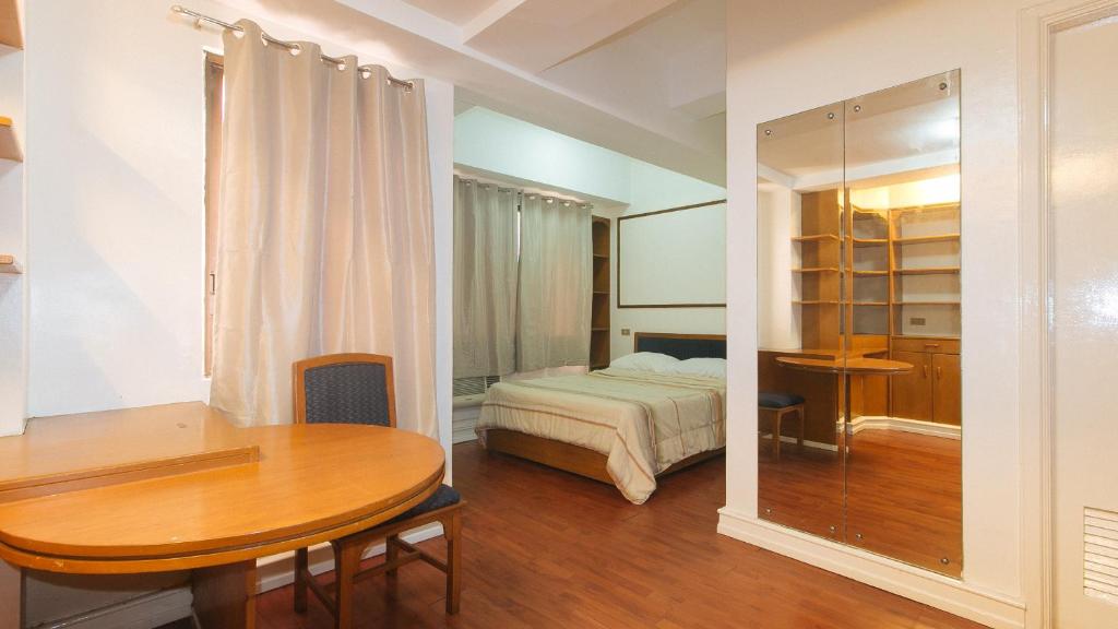 Postel nebo postele na pokoji v ubytování Sunette Tower Makati