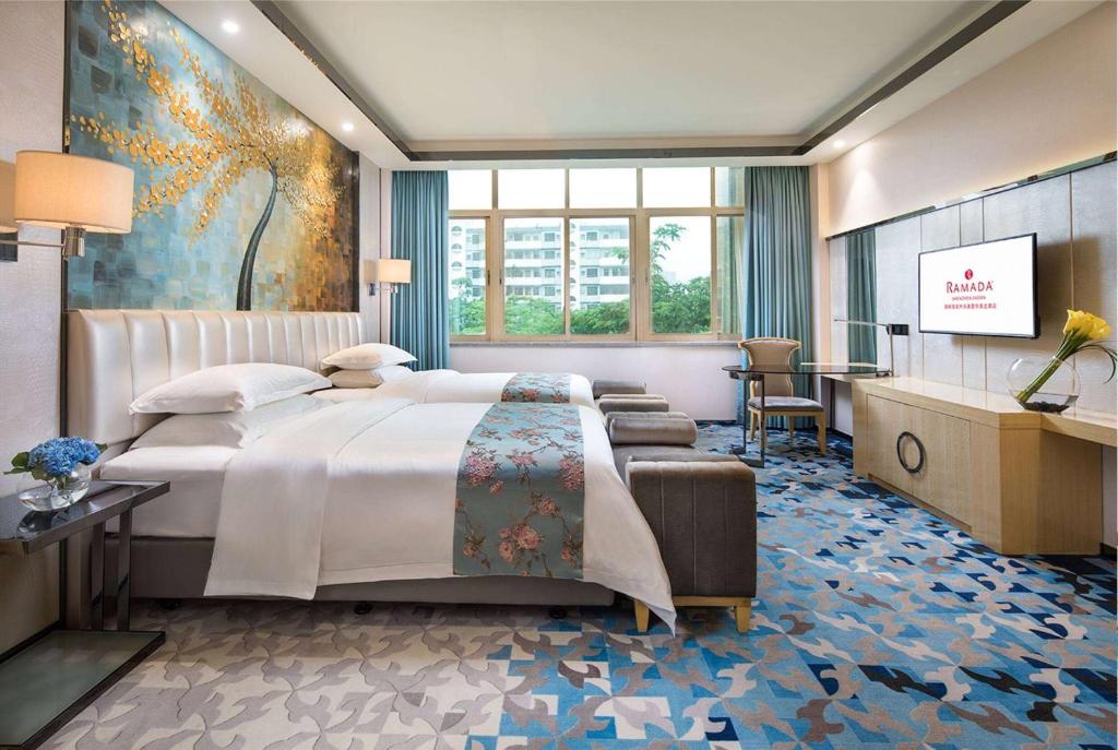 Postel nebo postele na pokoji v ubytování Ramada Shenzhen Baoan