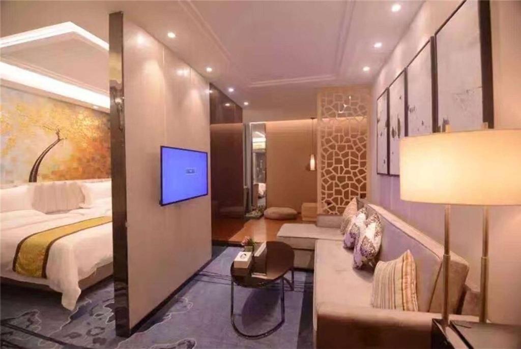 Postel nebo postele na pokoji v ubytování Ramada Shenzhen Baoan