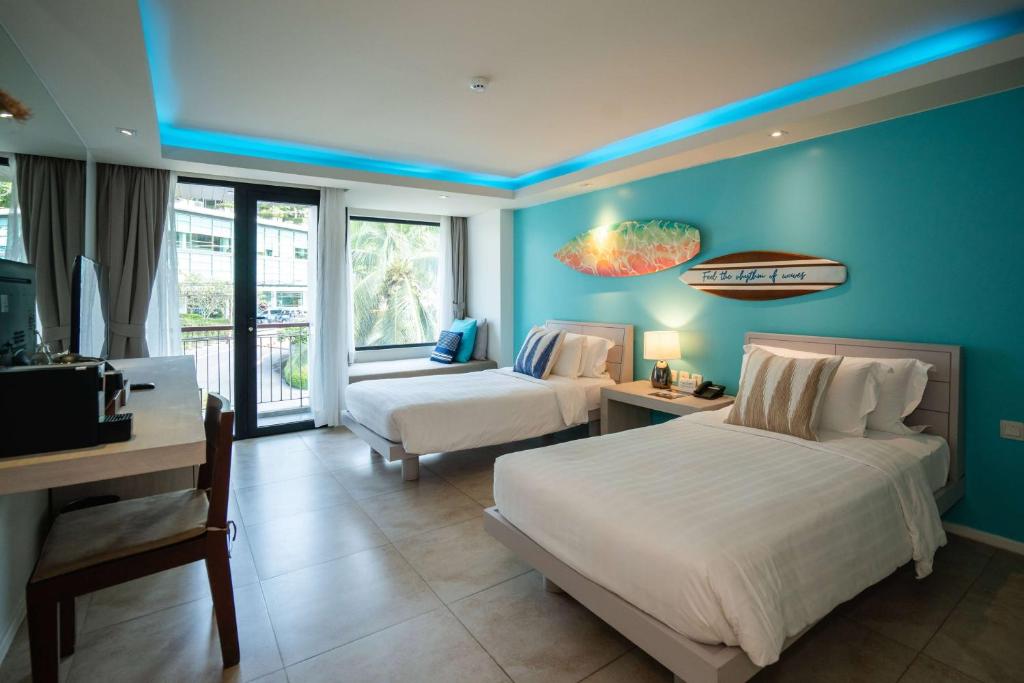 Postel nebo postele na pokoji v ubytování Zenmaya Oceanfront Phuket, Trademark Collection by Wyndham