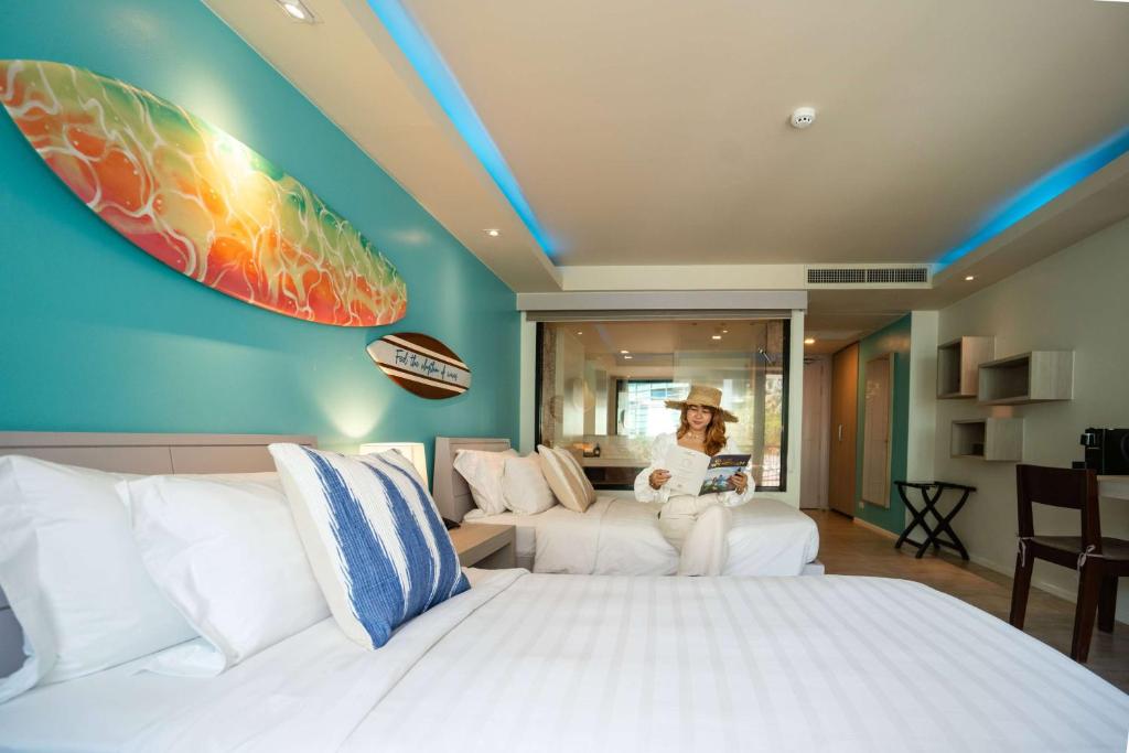 Postel nebo postele na pokoji v ubytování Zenmaya Oceanfront Phuket, Trademark Collection by Wyndham