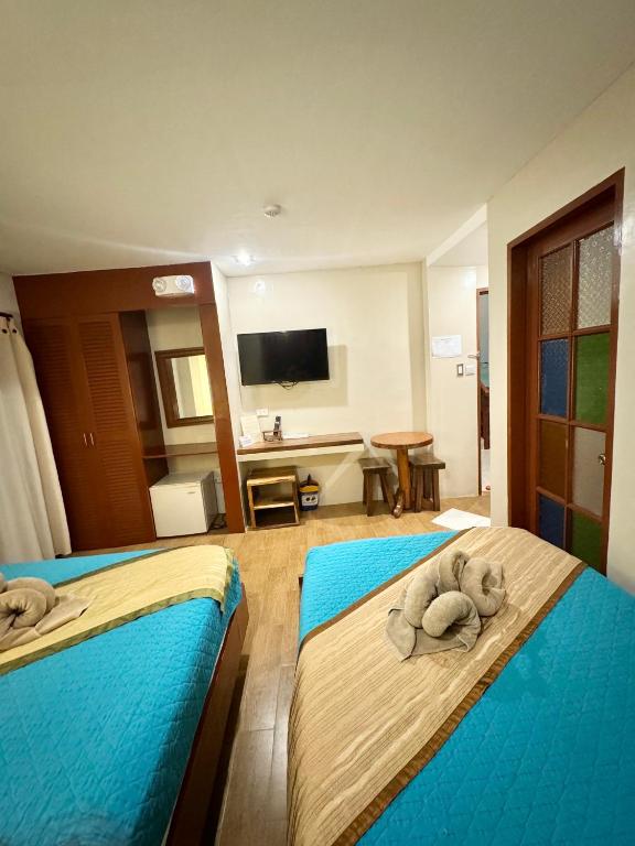 Postel nebo postele na pokoji v ubytování White Beach Suites Boracay