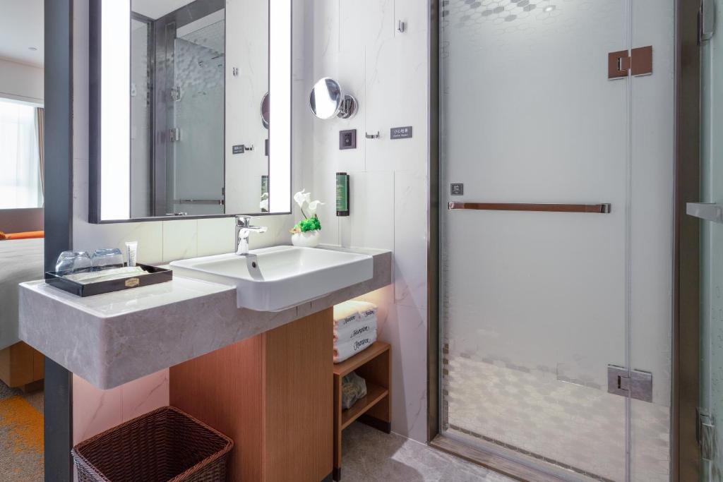 Kylpyhuone majoituspaikassa Hampton by Hilton Qingdao Jiaodong International Airport South