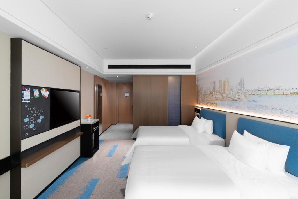 TV tai viihdekeskus majoituspaikassa Hampton by Hilton Qingdao Jiaodong International Airport South