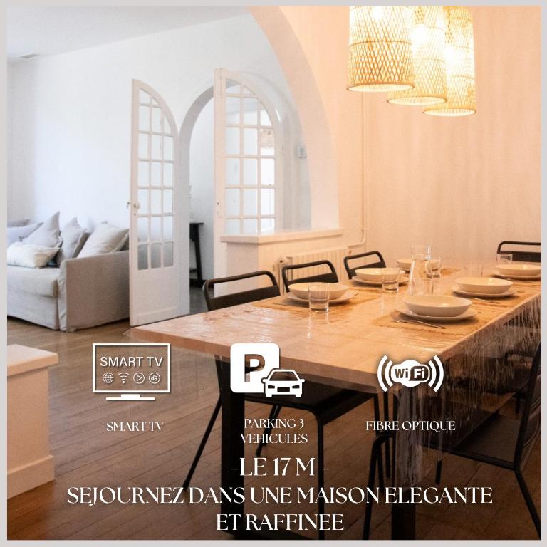 une salle à manger avec une table et un salon dans l'établissement Le 17M - Maison Basque d'Occitanie Clim Jardin Parking, à Castelginest