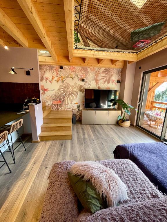 Elle comprend un grand salon doté d'un plafond en bois. dans l'établissement Cocon chaleureux au pied des 3 vallées, à Petit-Coeur