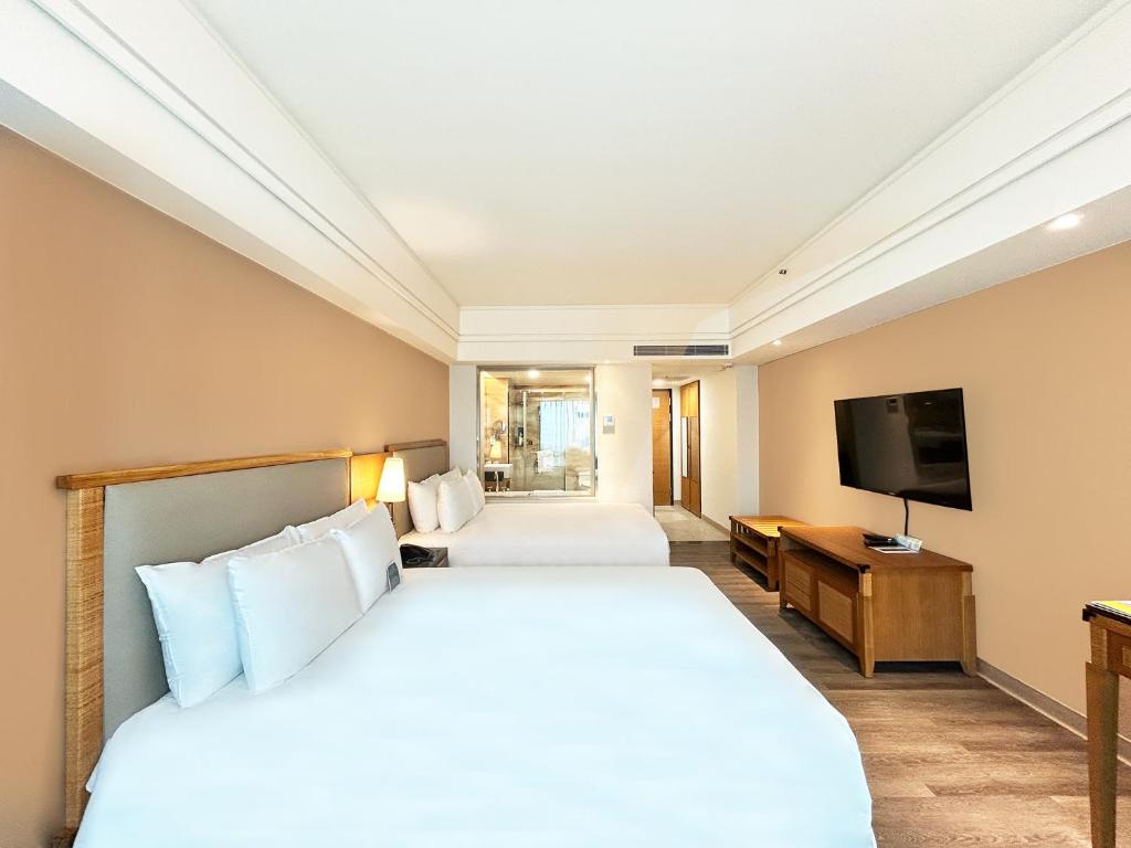 Postel nebo postele na pokoji v ubytování Azure Hotel