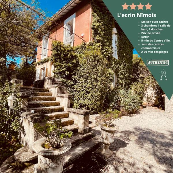 une photo d'une maison avec des escaliers et des plantes dans l'établissement L'écrin Nimois, à Nîmes