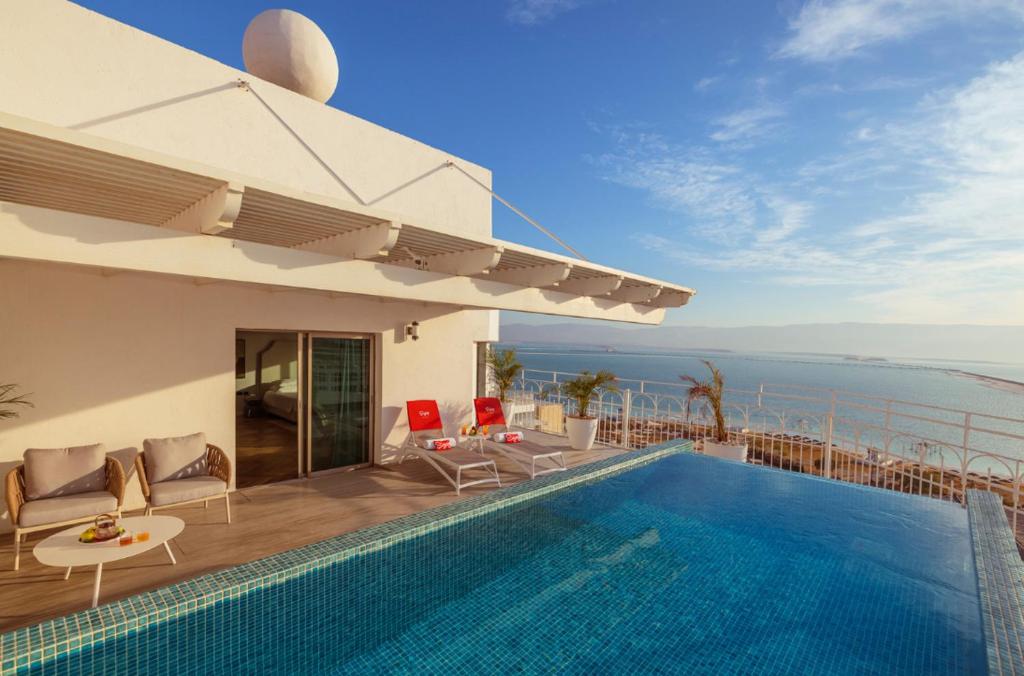Bazén v ubytování Enjoy Dead Sea Hotel nebo v jeho okolí