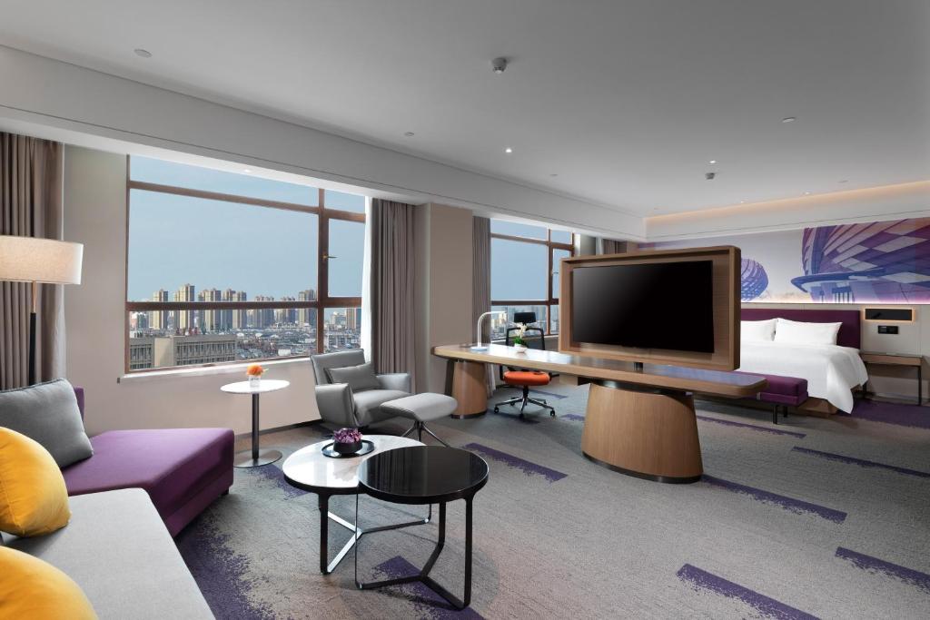 TV tai viihdekeskus majoituspaikassa Hampton by Hilton Qingdao Jiaodong International Airport South