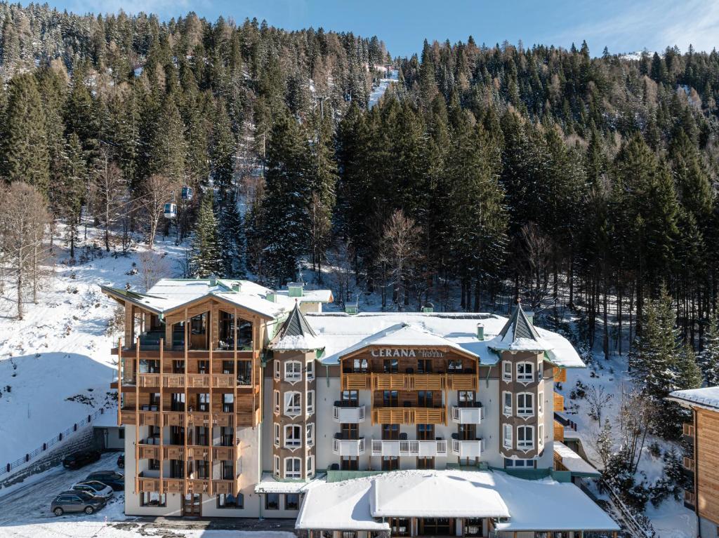 Nespecifikovaný výhled na hory nebo výhled na hory při pohledu z hotelu