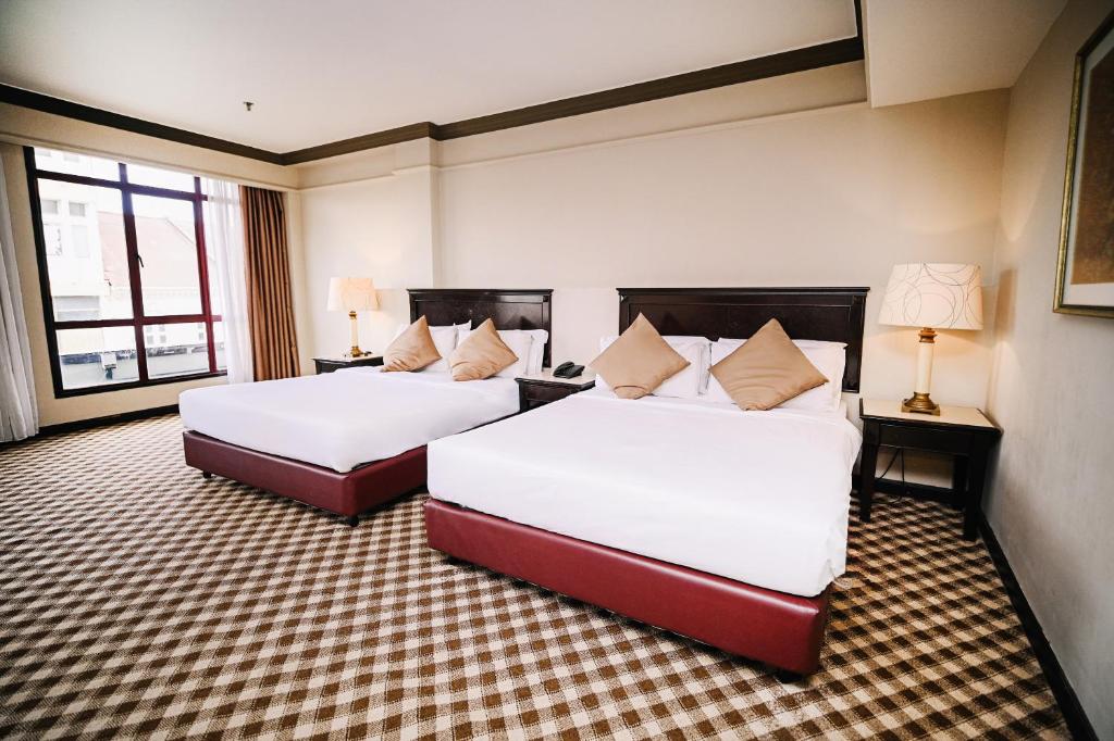 Kampong MortenKingston Hotel 9 - Jonker Street Malacca的有两张床和一扇窗户的酒店房间
