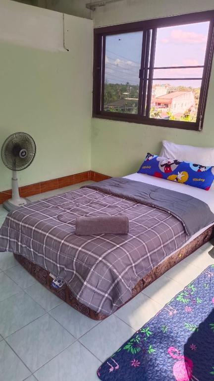 Postel nebo postele na pokoji v ubytování Mountain View Hostel - Krabi Airport near Wat ThamSuea