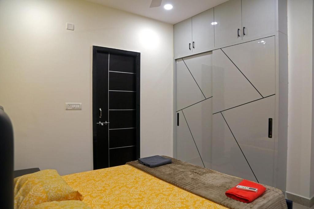 Postel nebo postele na pokoji v ubytování Amara Bari - 3BHK, Gachibowli, Hyderabad