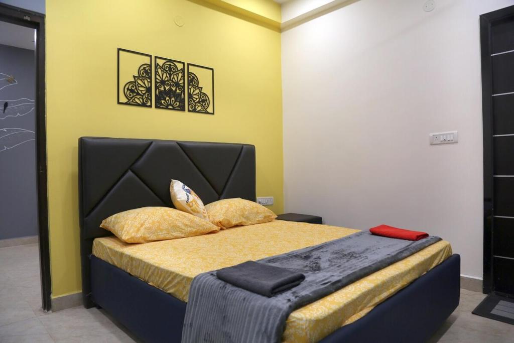 Postel nebo postele na pokoji v ubytování Amara Bari - 3BHK, Gachibowli, Hyderabad