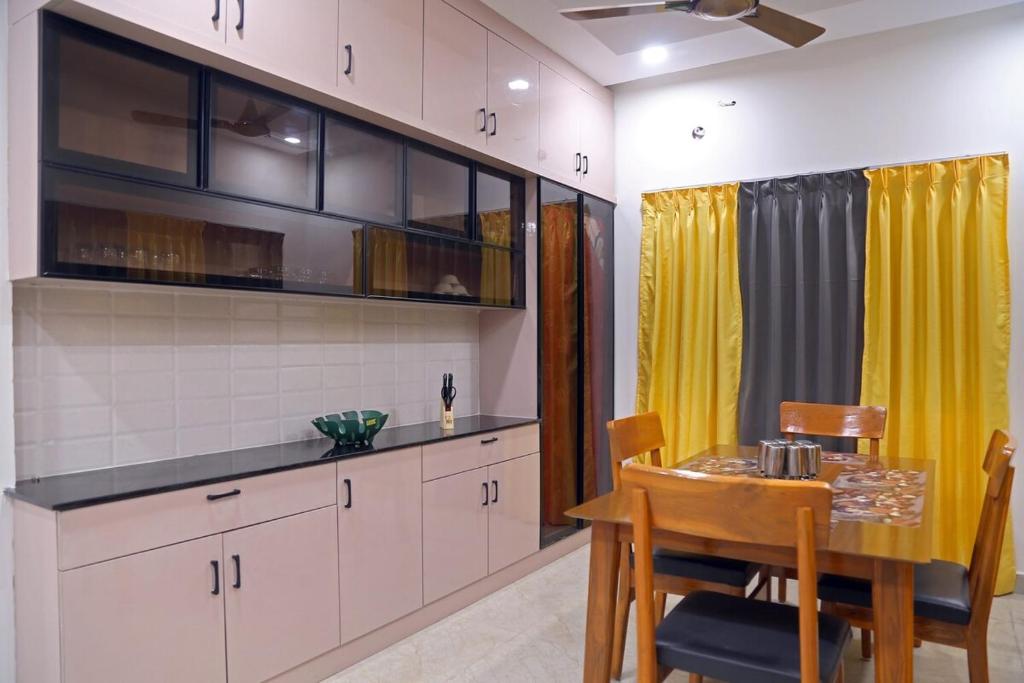 Kuchyň nebo kuchyňský kout v ubytování Amara Bari - 3BHK, Gachibowli, Hyderabad