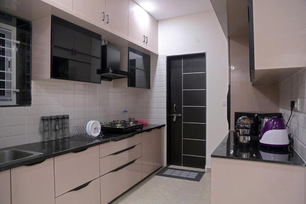 Kuchyň nebo kuchyňský kout v ubytování Amara Bari - 3BHK, Gachibowli, Hyderabad