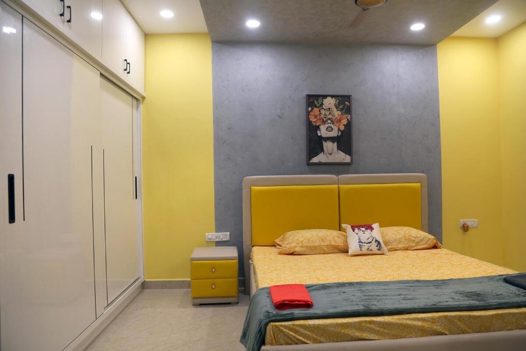 Postel nebo postele na pokoji v ubytování Amara Bari - 3BHK, Gachibowli, Hyderabad