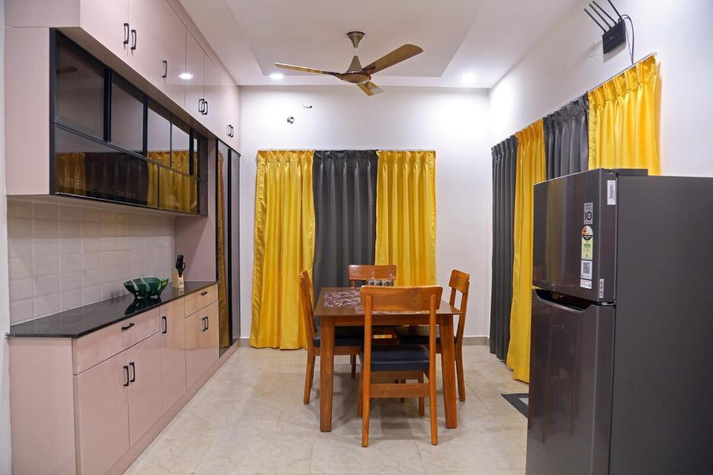 Kuchyň nebo kuchyňský kout v ubytování Amara Bari - 3BHK, Gachibowli, Hyderabad