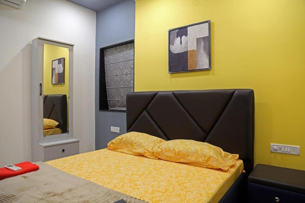 Postel nebo postele na pokoji v ubytování Amara Bari - 3BHK, Gachibowli, Hyderabad