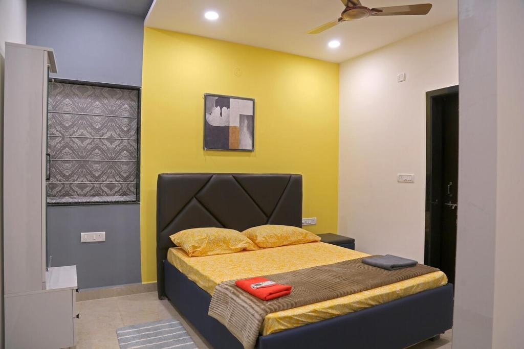 Postel nebo postele na pokoji v ubytování Amara Bari - 3BHK, Gachibowli, Hyderabad