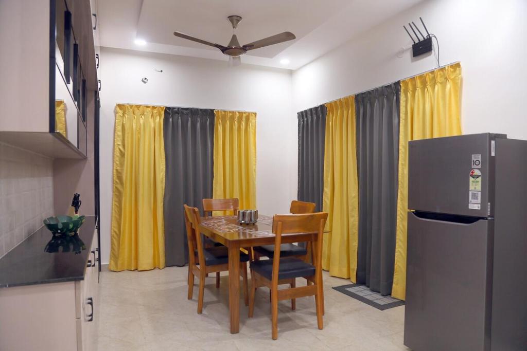 Kuchyň nebo kuchyňský kout v ubytování Amara Bari - 3BHK, Gachibowli, Hyderabad
