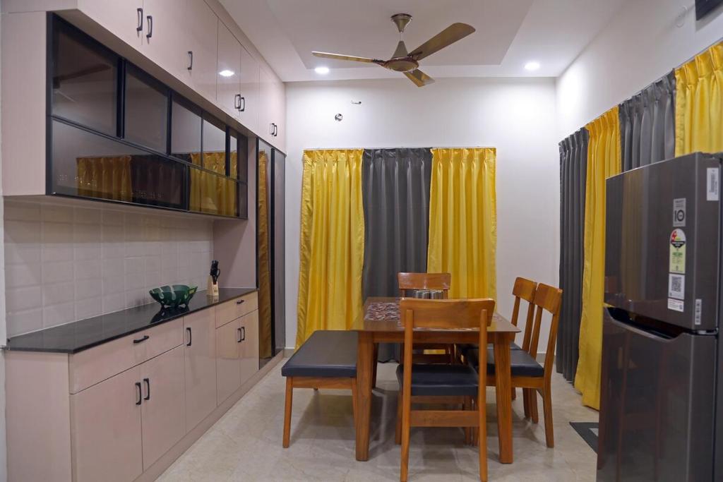 Kuchyň nebo kuchyňský kout v ubytování Amara Bari - 3BHK, Gachibowli, Hyderabad