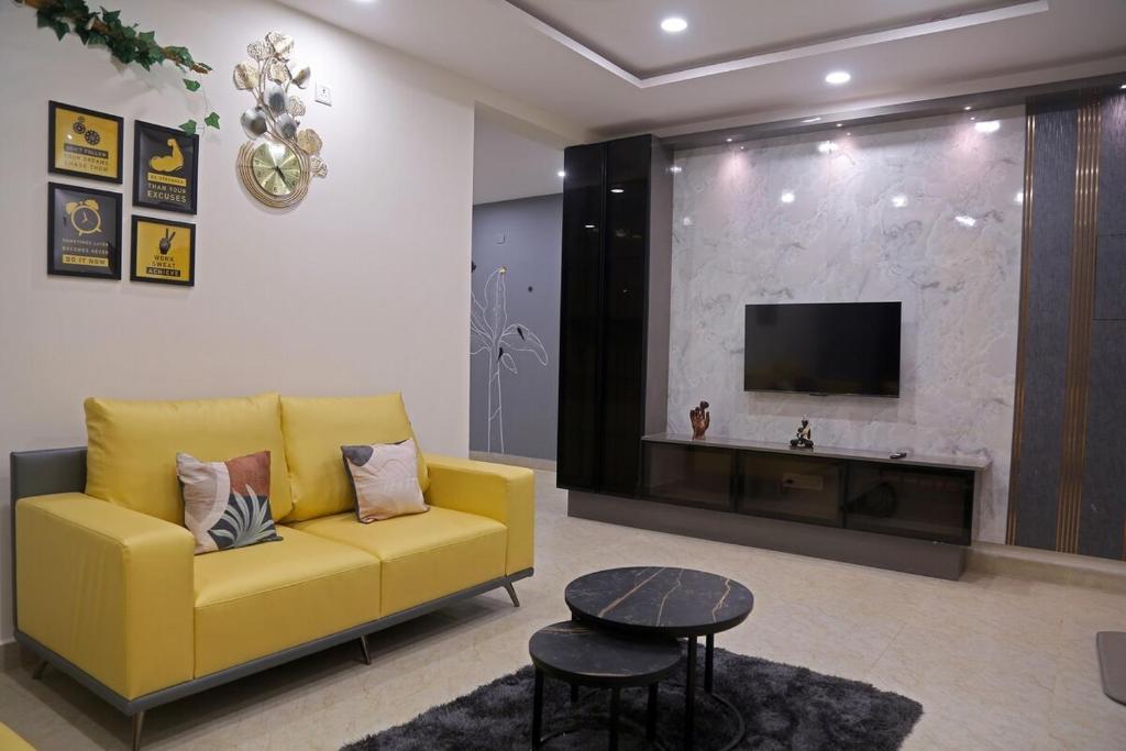 TV a/nebo společenská místnost v ubytování Amara Bari - 3BHK, Gachibowli, Hyderabad