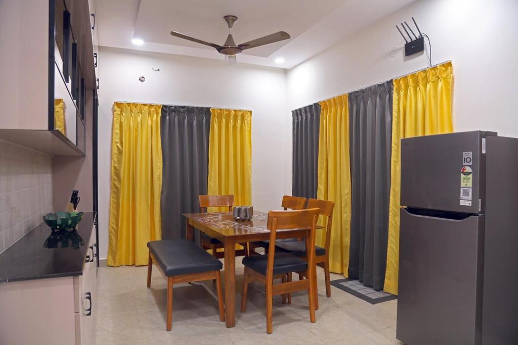 Kuchyň nebo kuchyňský kout v ubytování Amara Bari - 3BHK, Gachibowli, Hyderabad