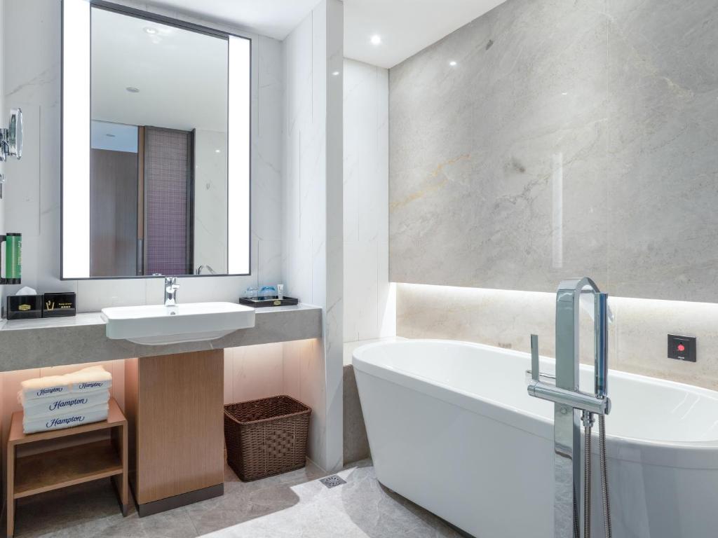 Kylpyhuone majoituspaikassa Hampton by Hilton Qingdao Jiaodong International Airport South