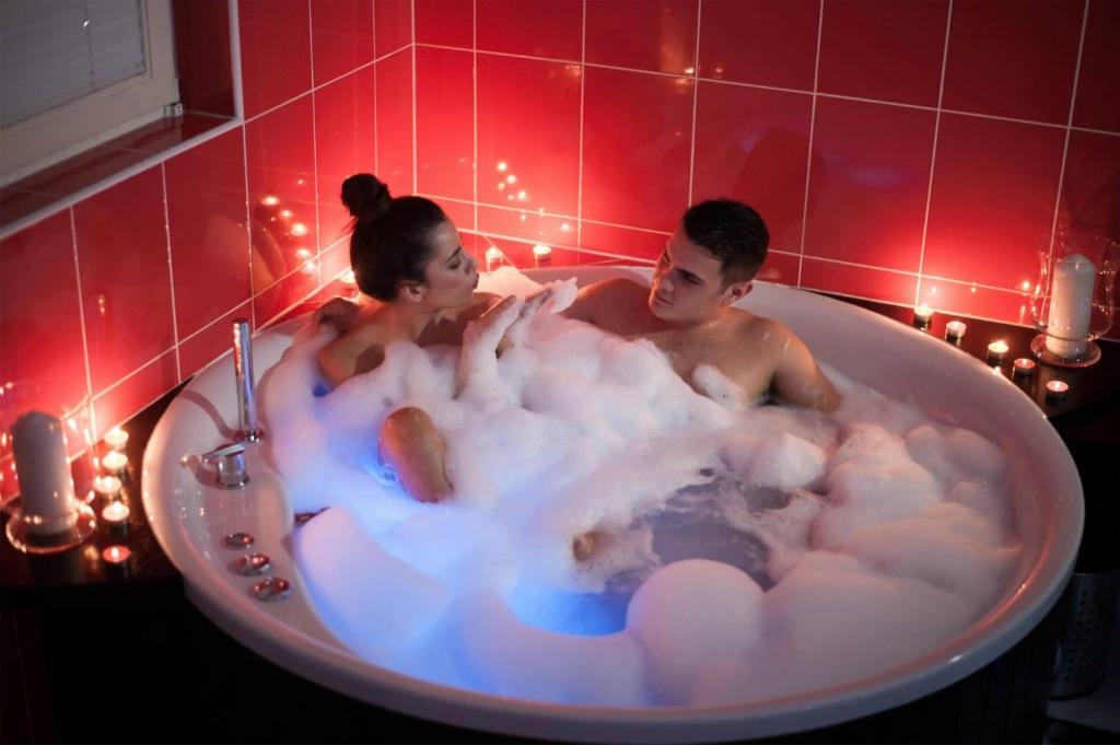 een man en een vrouw in een bad met bubbels bij Gec in Zaprešić